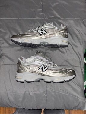 New Balance Silver and White Athletic Sneakers 1000